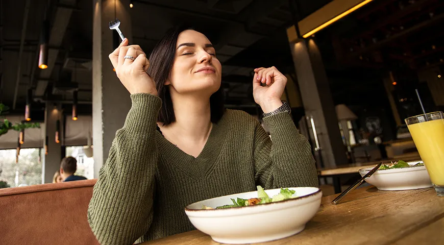 Во время приема пищи важно чувствовать вкус еды и насыщение, поэтому вредно есть, читая новости или листая соцсети, которые обычно отвлекают от самой трапезы