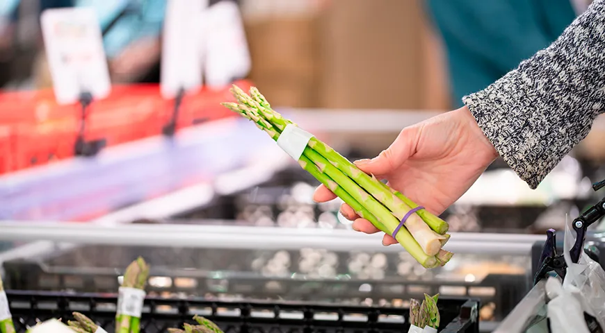 Не покупайте спаржу в целлофановой упаковке — из-за конденсата внутри продукт уже мог начать портиться