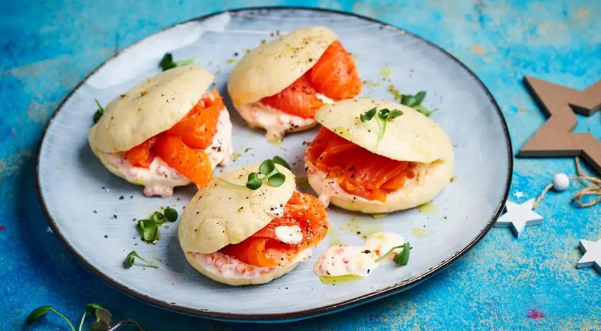 Паровые булочки с копченым лососем и соусом из вкусной красной икры, рецепт см. здесь